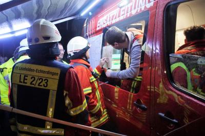 Leinfelden-Echterdingen: Unbekannter Rauch sorgt fuer Feuerwehreinsatz und Evakuierung